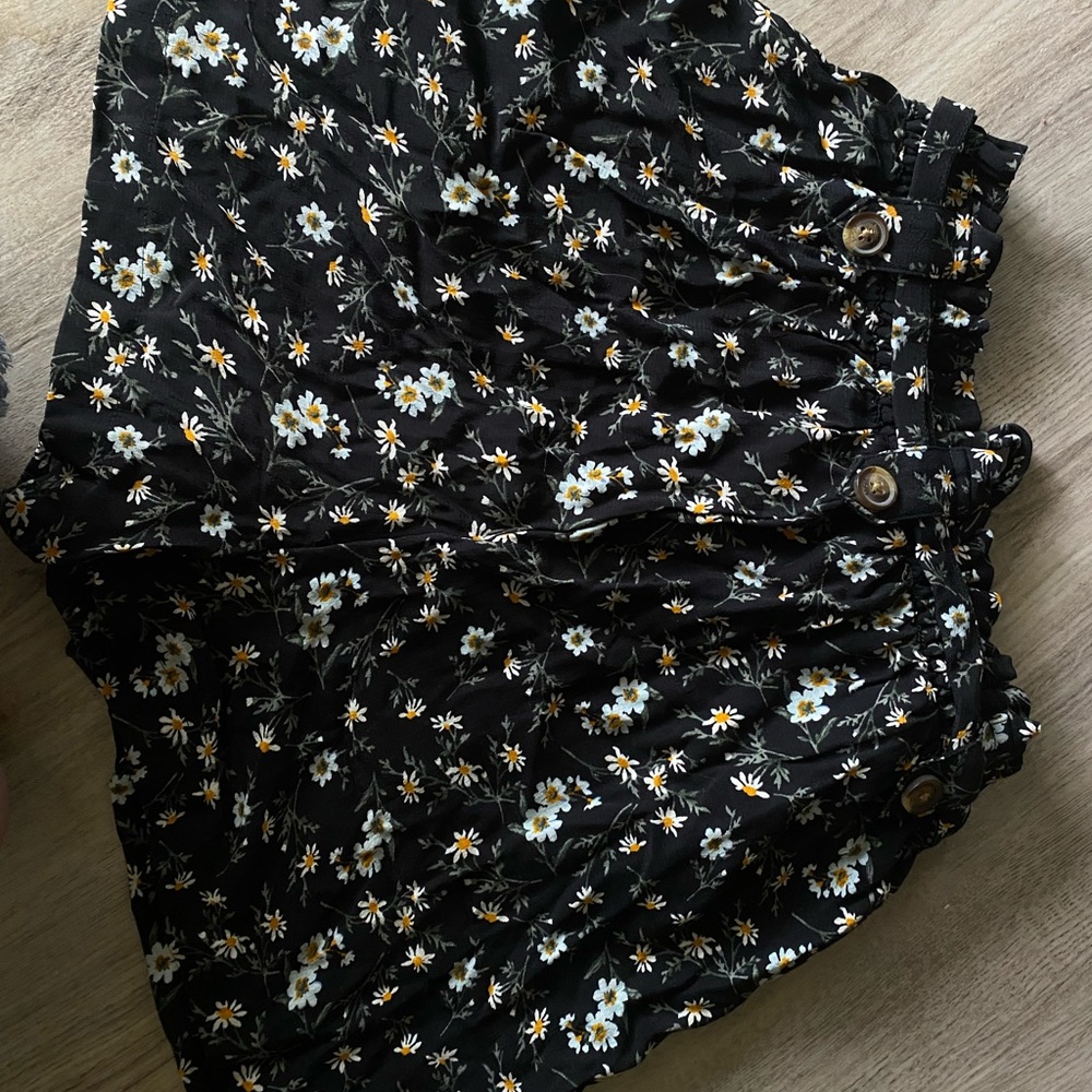 Daisy Print Black American Eagle Shorts With Pockets